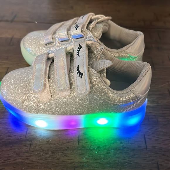 Fabkids size toddler 6 light up shoe - Picture 3 of 4